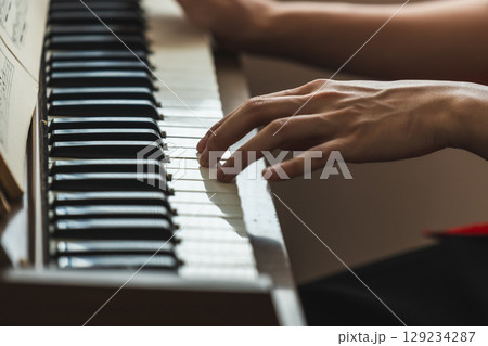 レトロなピアノオルガンと男性 129234287