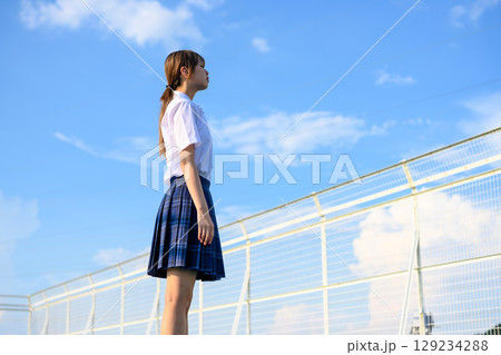 　青空の下の女子高生 129234288