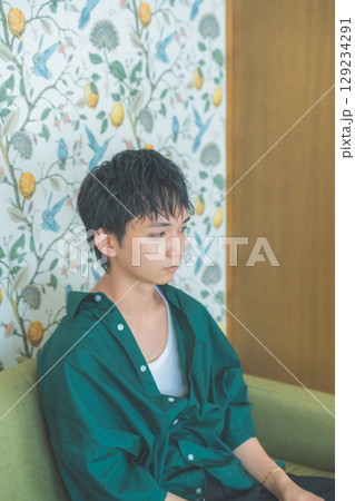 憂鬱な表情の青年 憂鬱な表情の青年 129234291