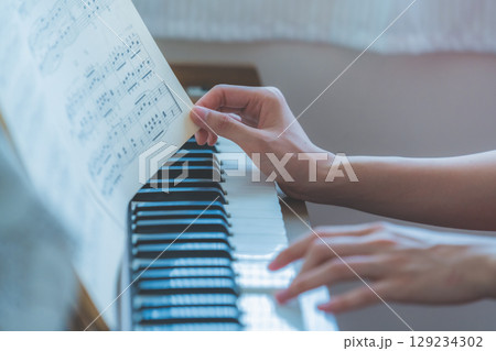 レトロなピアノオルガンと男性 129234302