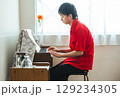 レトロなピアノオルガンと男性 129234305