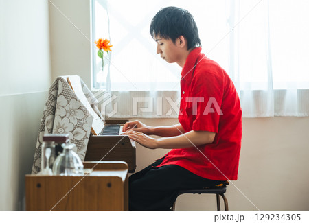 レトロなピアノオルガンと男性 129234305