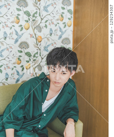 　ソファーにもたれかかる男性 129234307