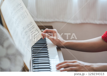 レトロなピアノオルガンと男性 レトロなピアノオルガンと男性 129234313