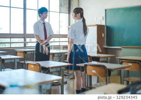 教室で話す男女高校生 教室で話す男女高校生 129234345