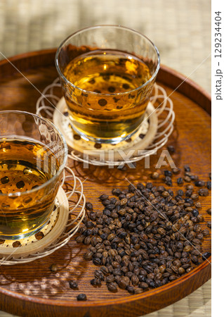 木のお盆に並ぶ麦茶のグラスと焙煎大麦 木のお盆に並ぶ麦茶のグラスと焙煎大麦 129234404
