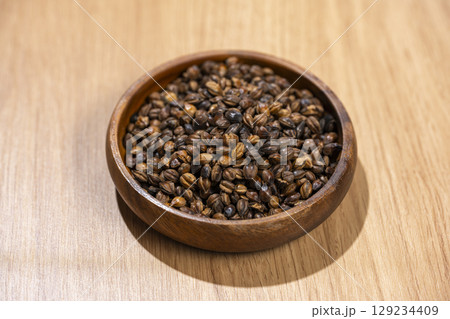 麦茶の原料となる焙煎大麦をアップ 129234409