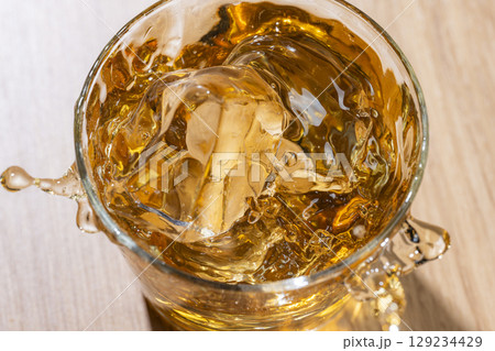 夏の冷たい麦茶に氷を入れる瞬間のしぶきが美しいドリンク 夏の冷たい麦茶に氷を入れる瞬間のしぶきが美しいドリンク 129234429
