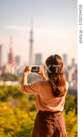 スマホで写真を撮影する女性 129234438