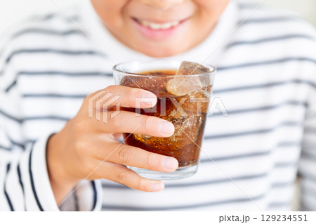 コーラを飲む小学生の男の子 129234551