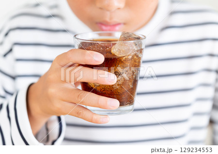 コーラを飲む小学生の男の子 129234553
