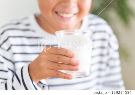 牛乳を飲む小学生の男の子 牛乳を飲む小学生の男の子 129234554