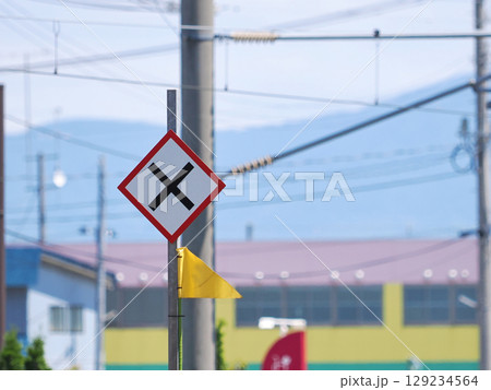 白地に黒バツの鉄道標識(車両停止位置) 白地に黒バツの鉄道標識(車両停止位置) 129234564