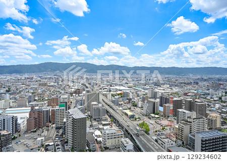 快晴の日に生駒山脈方面の市街地と高速道路を撮影した俯瞰写真　【大阪風景写真】 129234602