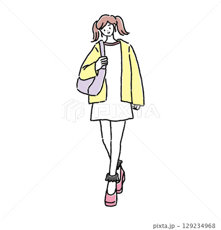 ワンピースコーデの女性　 129234968