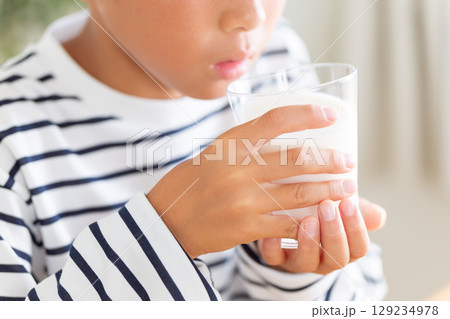 牛乳を飲む小学生の男の子 牛乳を飲む小学生の男の子 129234978