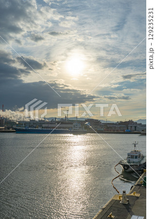 新潟県佐渡市　佐渡島　両津港からの夕景 129235231