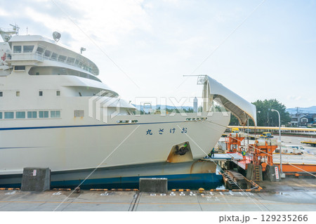 佐渡島 両津港にとまる佐渡汽船おけさ丸 佐渡島 両津港にとまる佐渡汽船おけさ丸 129235266