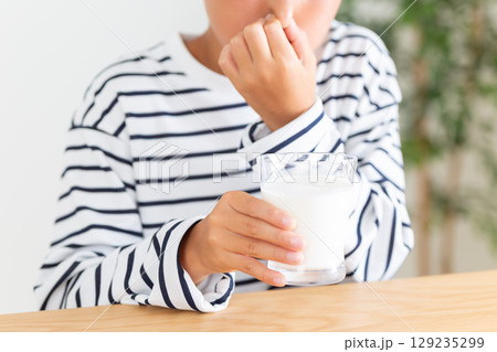 牛乳が飲めない小学生の男の子 129235299