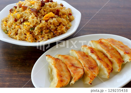 テーブル背景のチャーハンと餃子のセット 129235438