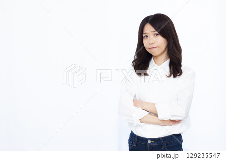 腕くみをして怒っている女性 腕くみをして怒っている女性 129235547