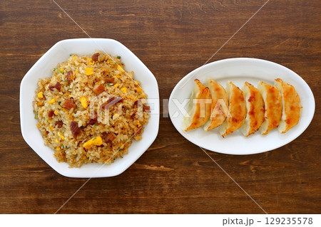 真上から見たテーブル背景のチャーハンと餃子のセット 真上から見たテーブル背景のチャーハンと餃子のセット 129235578