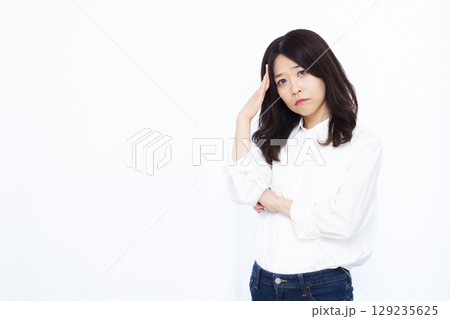 頭を抱えて悩む女性 頭を抱えて悩む女性 129235625
