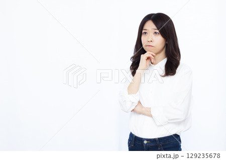腕くみをして考えている女性 腕くみをして考えている女性 129235678