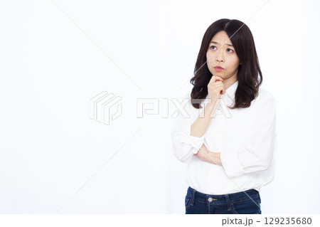 腕くみをして考えている女性 129235680