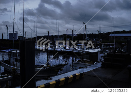 <素材>夏の夜明けの漁港と漁船の風景 <素材>夏の夜明けの漁港と漁船の風景 129235823