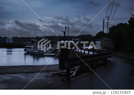 ＜素材＞夏の夜明けの漁港と漁船の風景 129235907