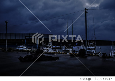 ＜素材＞夏の夜明けの漁港と漁船の風景 129235937