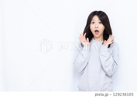ビックリおどろく女性 ビックリおどろく女性 129236105