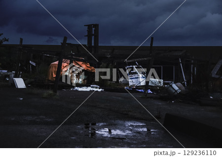 <素材>夜明けの暗い漁港放置された重機 <素材>夜明けの暗い漁港放置された重機 129236110