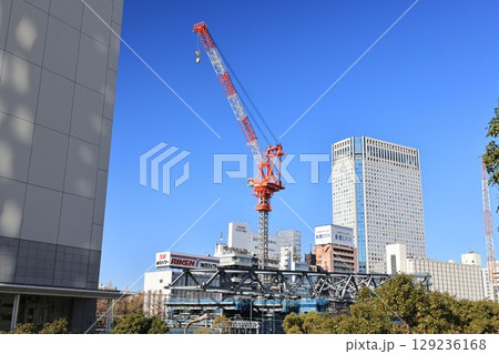 東京都港区の品川駅改修工事の風景 129236168