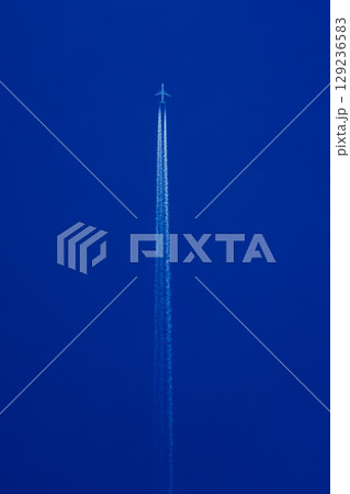 青空に飛行機雲 青空に飛行機雲 129236583