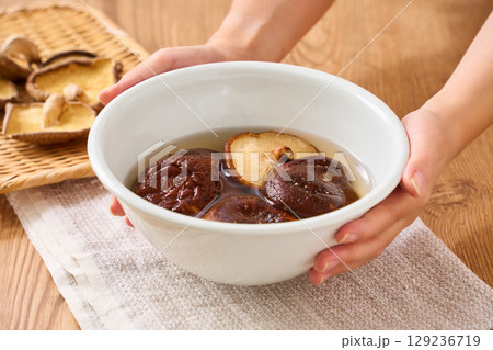 干し椎茸の水戻し|和食の乾物食材を水で戻している調理シーン 干し椎茸の水戻し|和食の乾物食材を水で戻している調理シーン 129236719