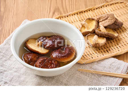 干し椎茸の水戻し｜和食の乾物食材を水で戻している調理シーン 129236720