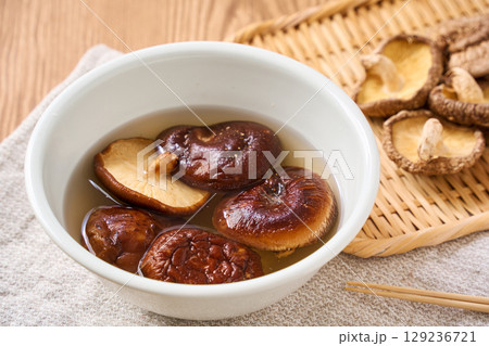干し椎茸の水戻し|和食の乾物食材を水で戻している調理シーン 干し椎茸の水戻し|和食の乾物食材を水で戻している調理シーン 129236721