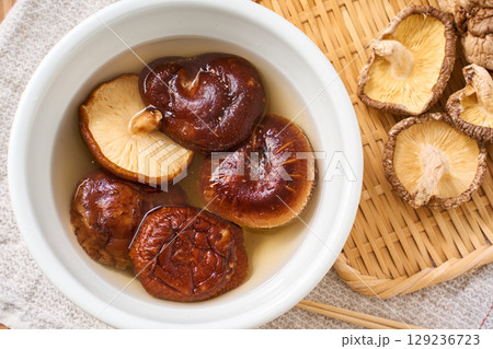 干し椎茸の水戻し｜和食の乾物食材を水で戻している調理シーン 129236723