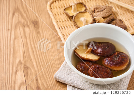 干し椎茸の水戻し|和食の乾物食材を水で戻している調理シーン 干し椎茸の水戻し|和食の乾物食材を水で戻している調理シーン 129236726