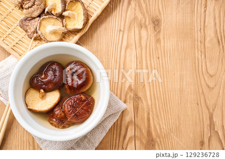 干し椎茸の水戻し｜和食の乾物食材を水で戻している調理シーン 129236728