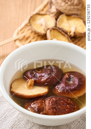 干し椎茸の水戻し｜和食の乾物食材を水で戻している調理シーン 129236730