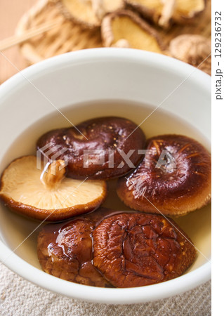 干し椎茸の水戻し｜和食の乾物食材を水で戻している調理シーン 129236732