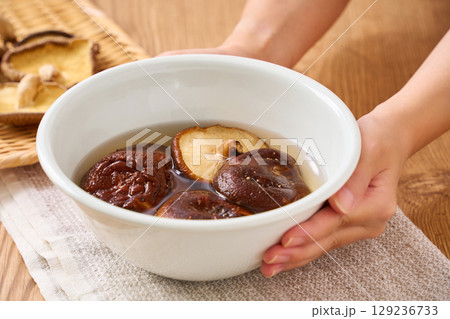 干し椎茸の水戻し|和食の乾物食材を水で戻している調理シーン 干し椎茸の水戻し|和食の乾物食材を水で戻している調理シーン 129236733