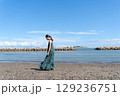 青い海に立つ若い女性 129236751