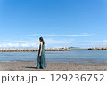 青い海に立つ若い女性 129236752
