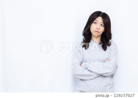 考えている女性 129237027