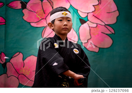 <素材>発表会で侍姿で演武を舞う男の子 <素材>発表会で侍姿で演武を舞う男の子 129237098