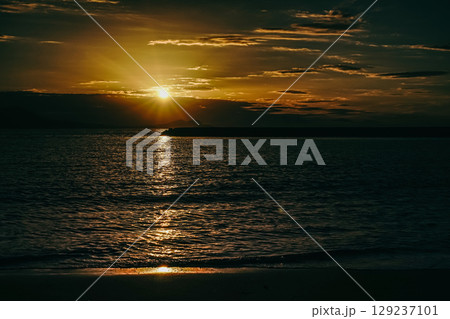 <五島の風景>夜明けの海水浴場の風景 <五島の風景>夜明けの海水浴場の風景 129237101